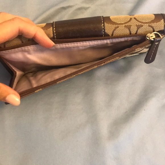 Coach Signature Wallet - Picture 4 of 8